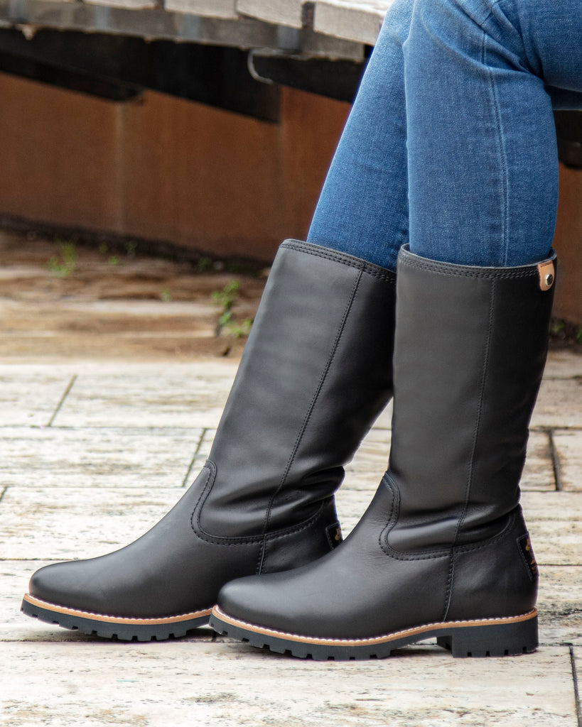 Bambina Igloo Trav botas de piel con forro interior de pelo natural. negro