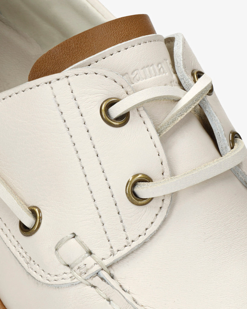 Boat náutico de piel con forro interior de piel. crudo