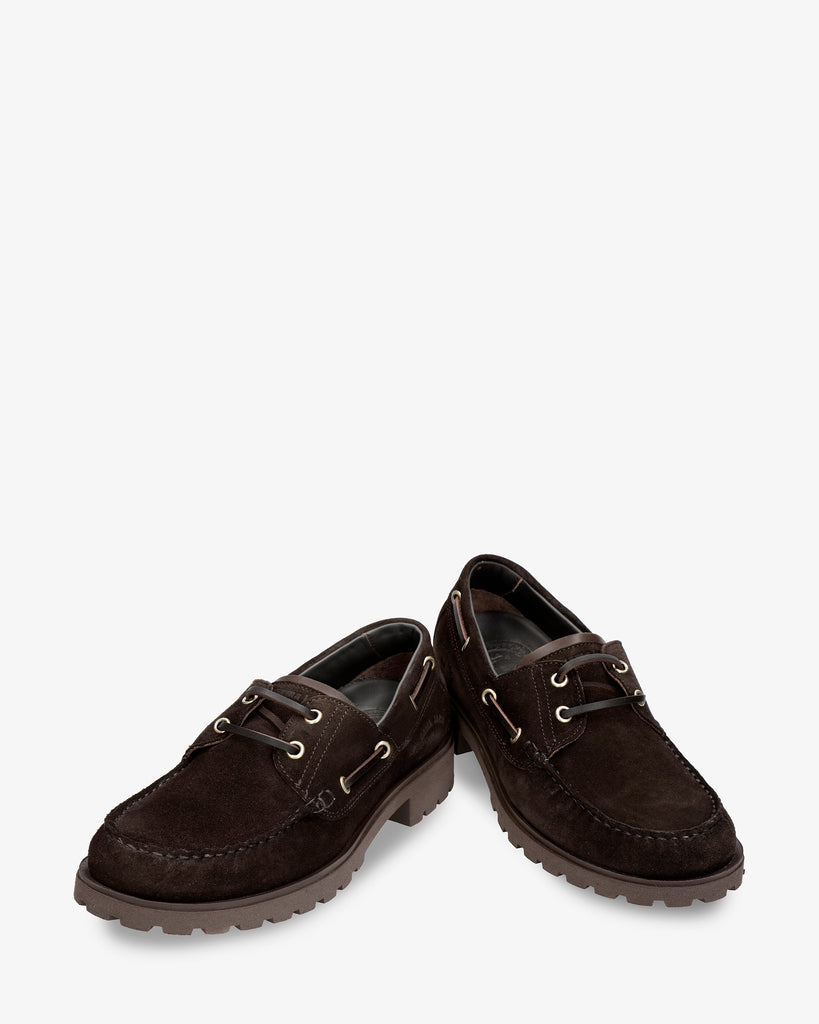 Boat náutico de piel con forro interior de piel. marron