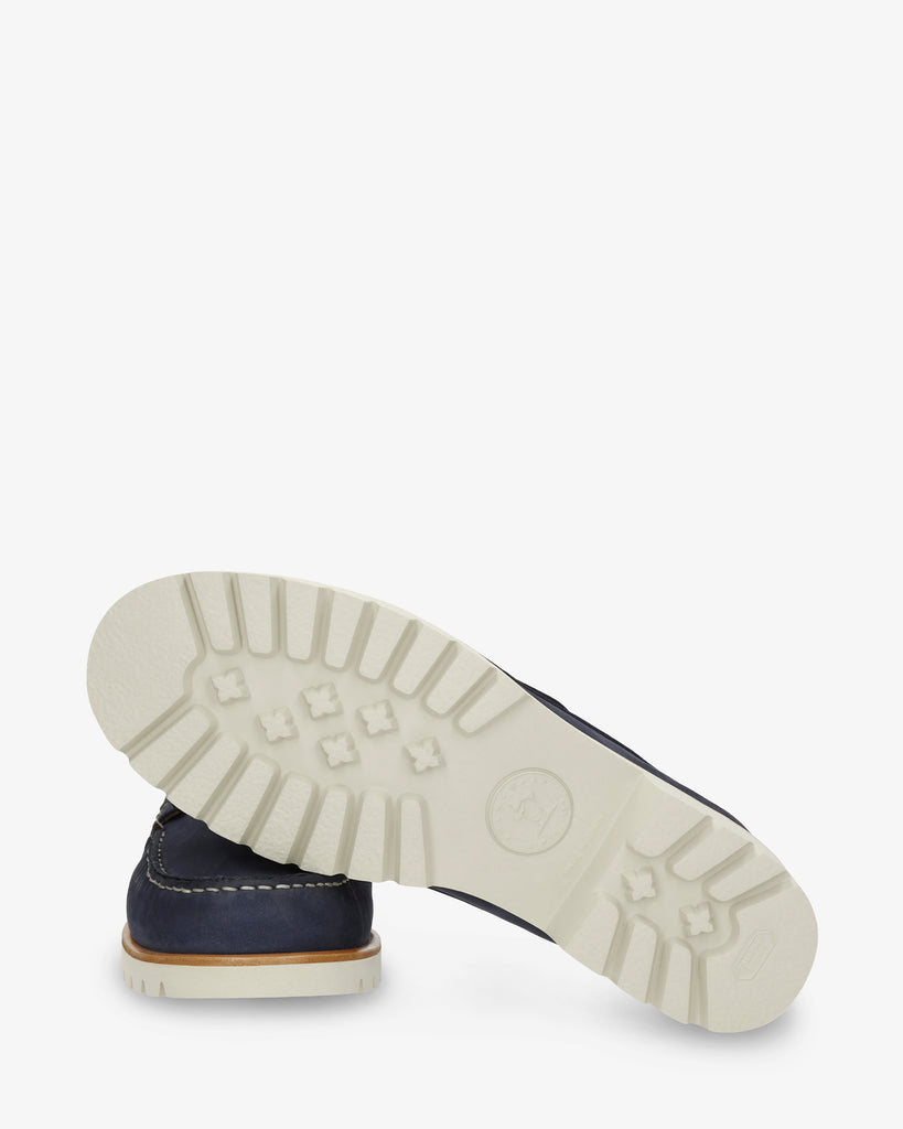 Boat náutico de piel con forro interior de piel. marino