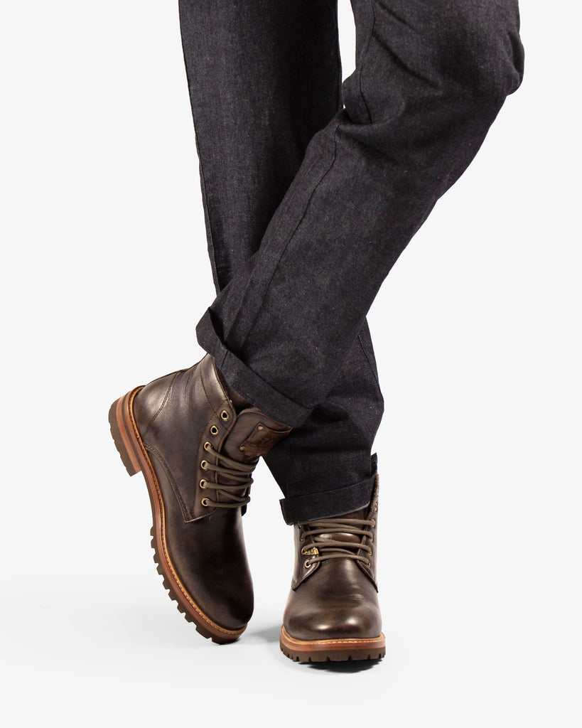 Emery Igloo botín de piel con forro interior de pelo natural. taupe