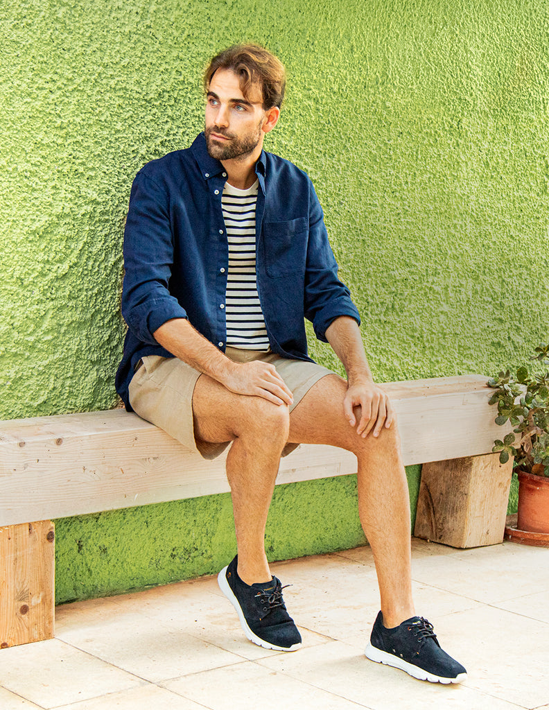 Chico sentado con sneaker Julius marino