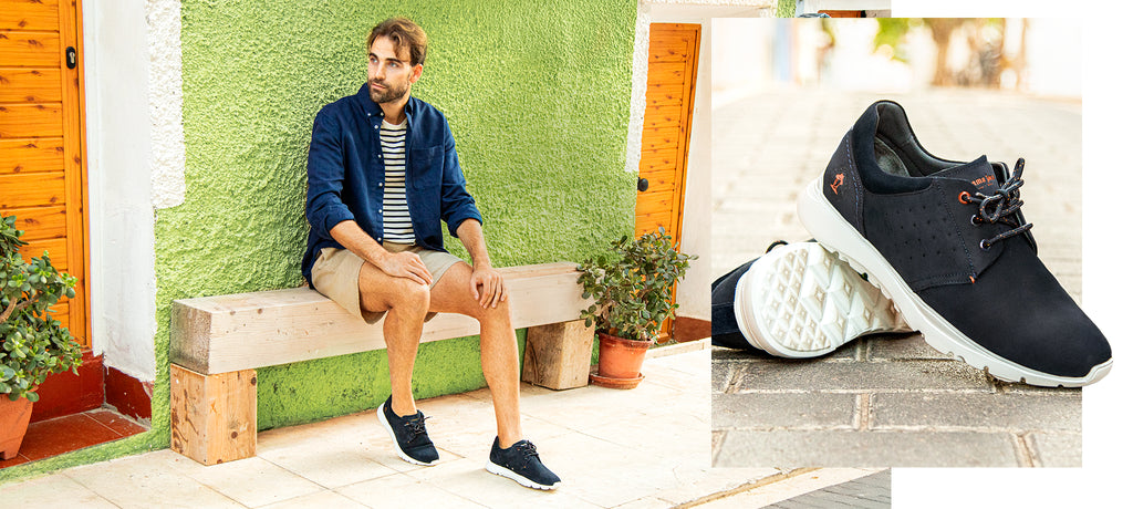 Chico sentado con sneaker Julius marino