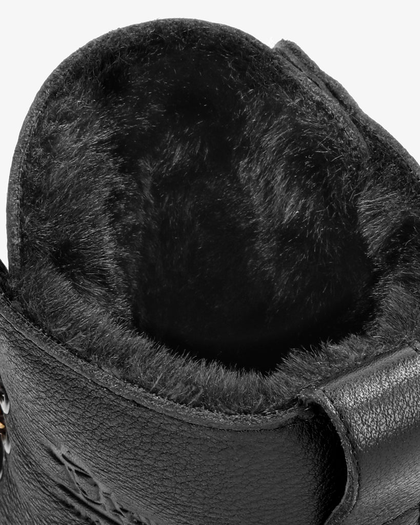Porty botas de piel con forro interior de pelo. negro